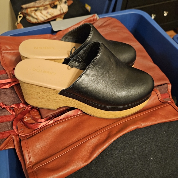 Clogs - Picture 2 of 3